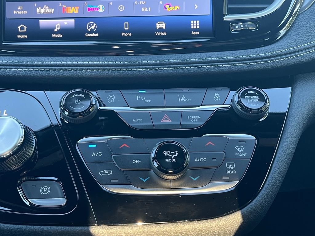 New 2026 Chrysler Pacifica Select image 4