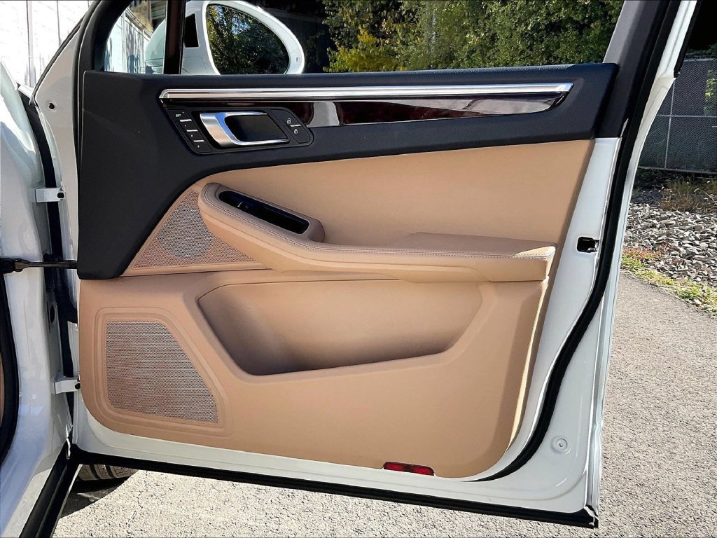Certified 2023 Porsche Macan AWD/4WD image 29