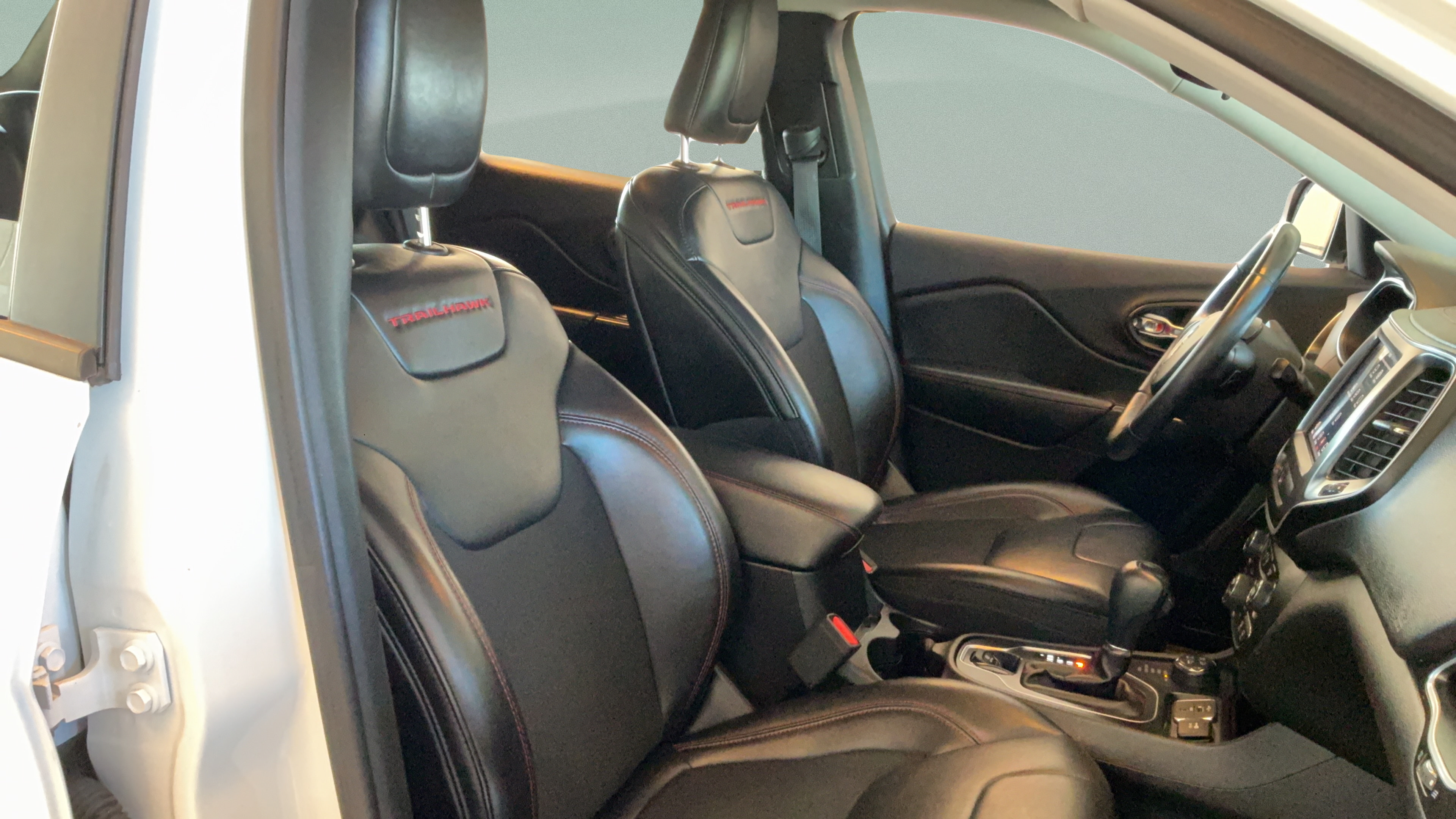 Used 2019 Jeep Cherokee Trailhawk AWD/4WD image 36