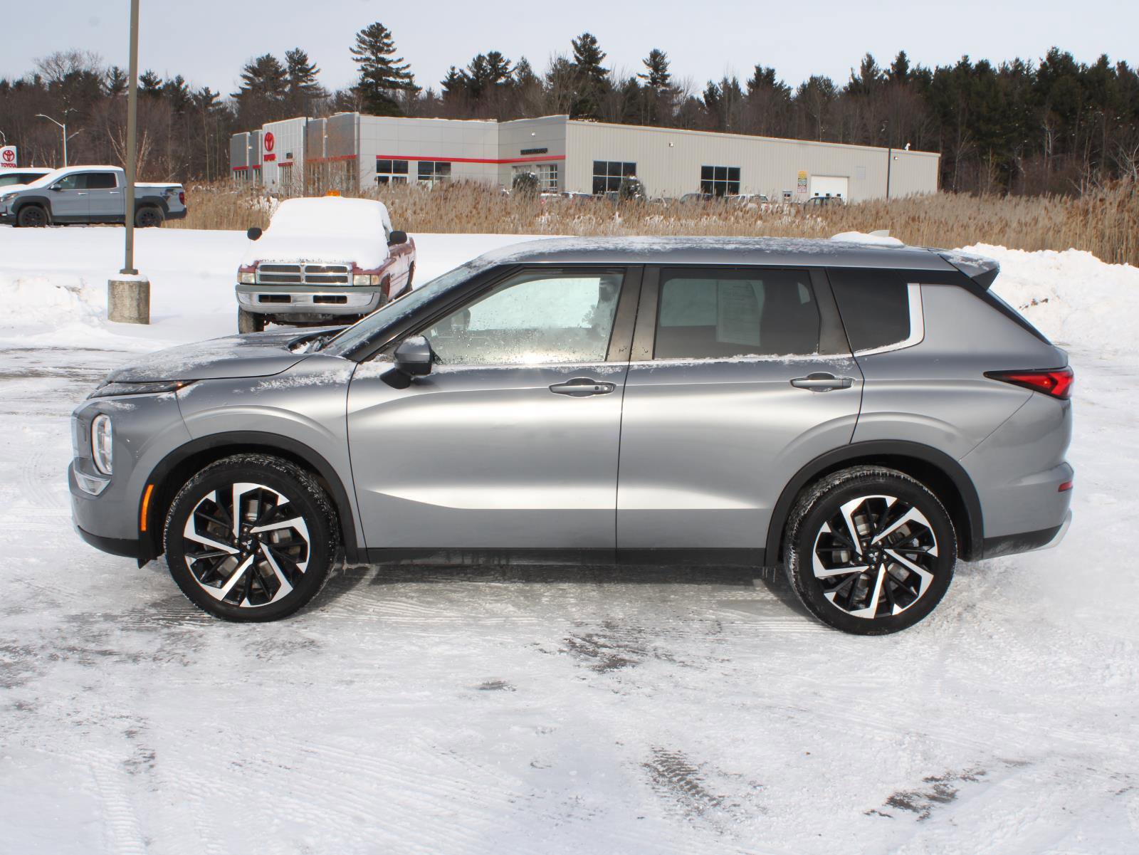 Used 2022 Mitsubishi Outlander SE image 5