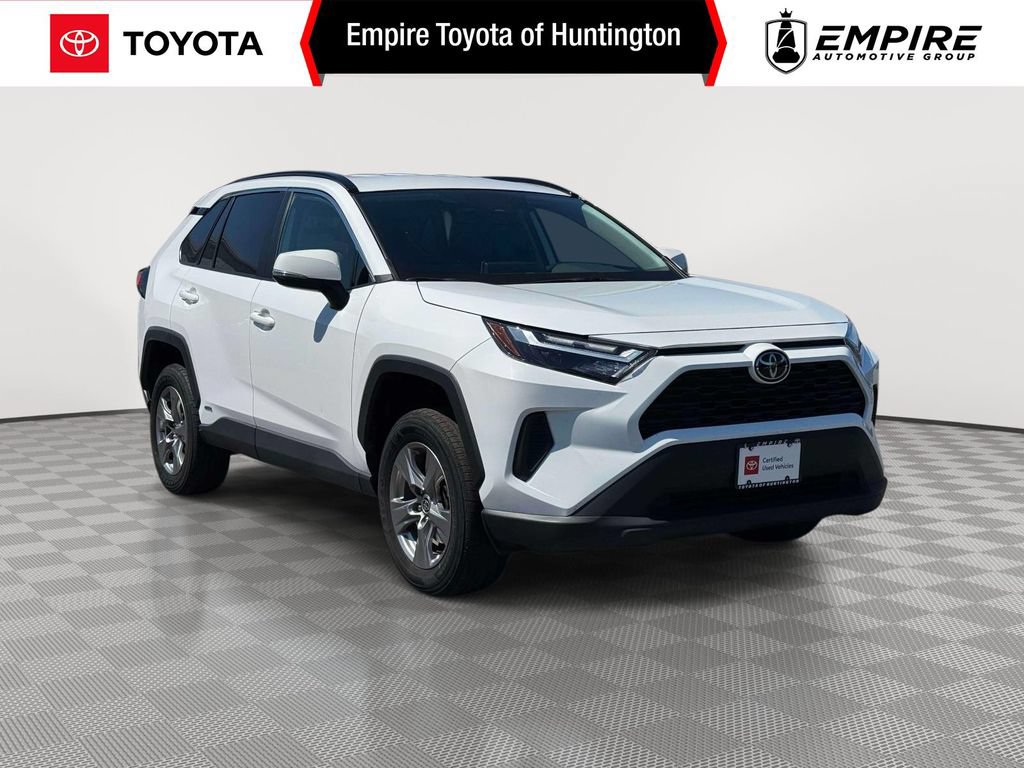 Used 2025 Toyota RAV4 XLE AWD/4WD image 1