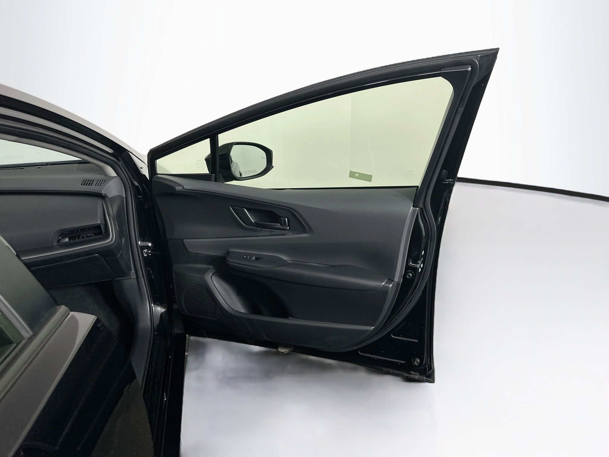 Used 2025 Toyota Prius LE FWD image 30