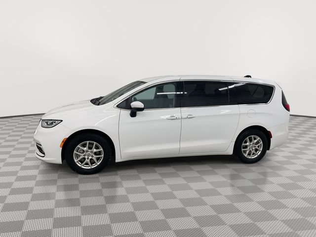 Used 2024 Chrysler Pacifica Touring-L FWD image 6
