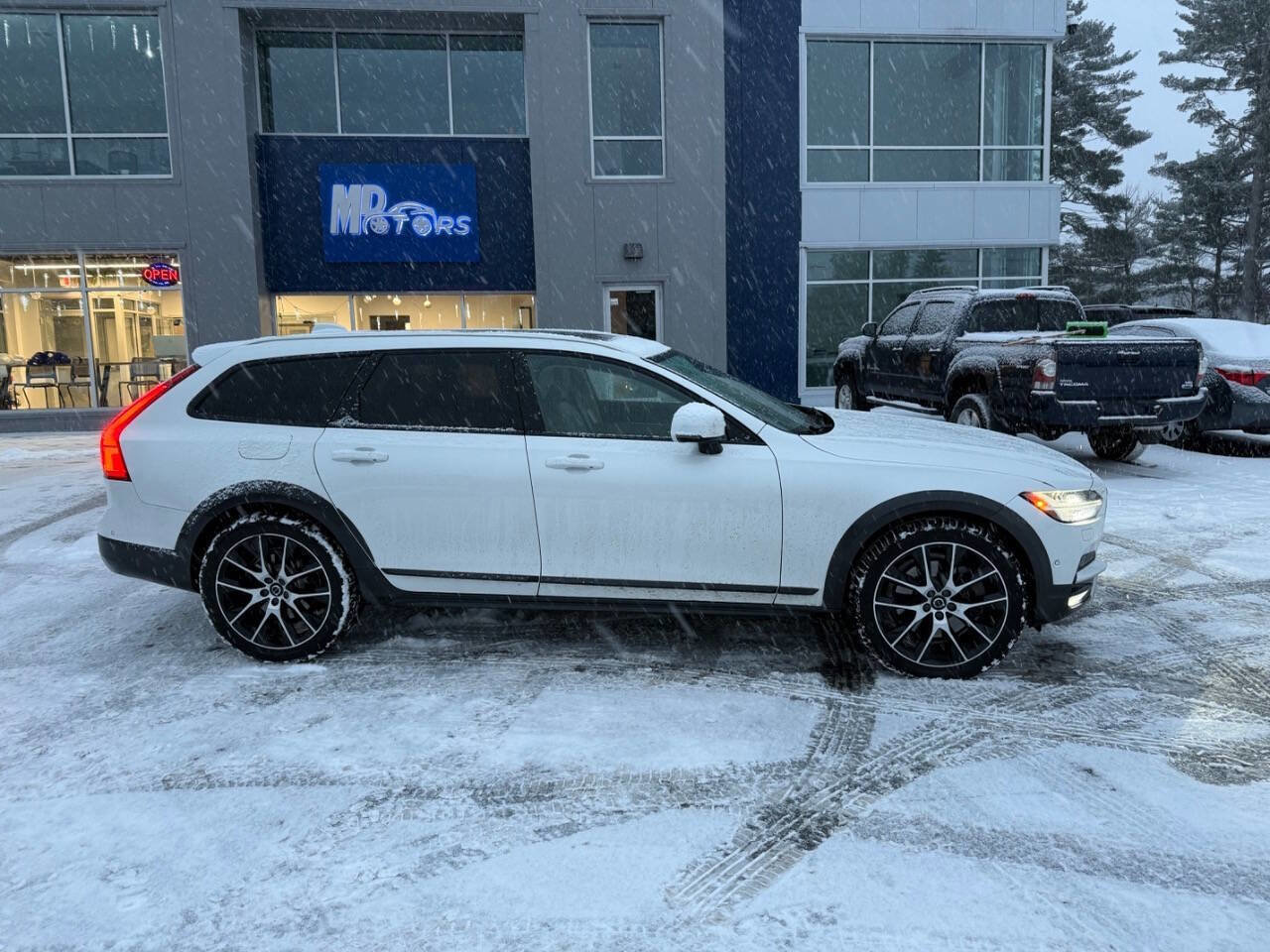 Used 2020 Volvo V90 T6 Cross Country AWD/4WD image 5
