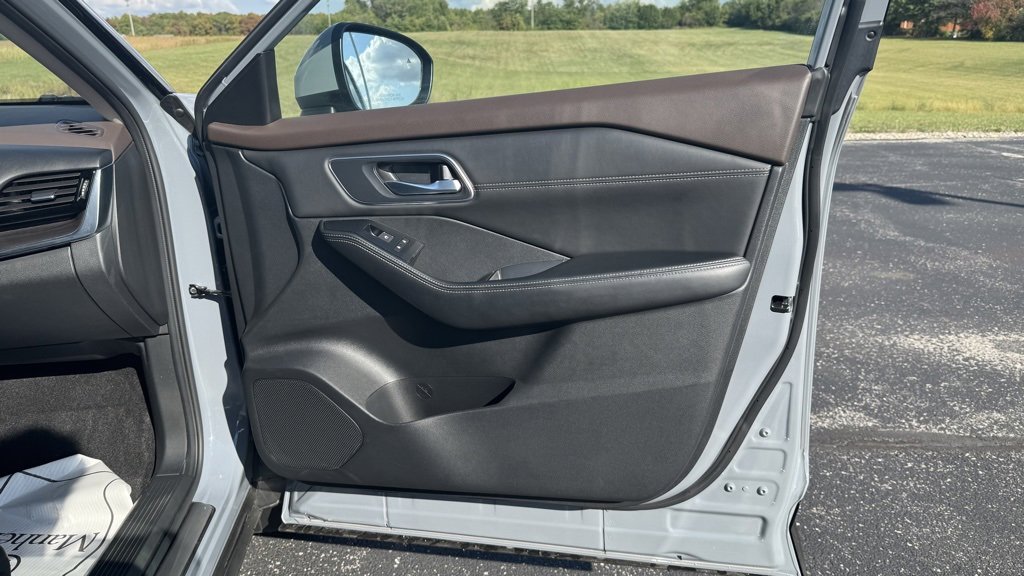 Used 2022 Nissan Rogue Platinum w/ Head-Up Display Package image 18