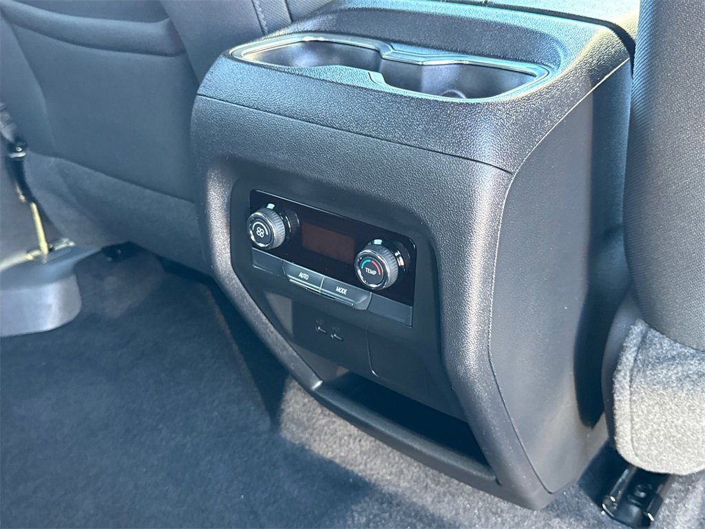 Used 2025 Chevrolet Traverse LT image 17