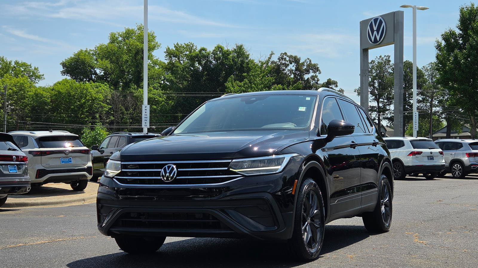 Certified 2023 Volkswagen Tiguan SE w/ Panoramic Sunroof Package FWD image 9