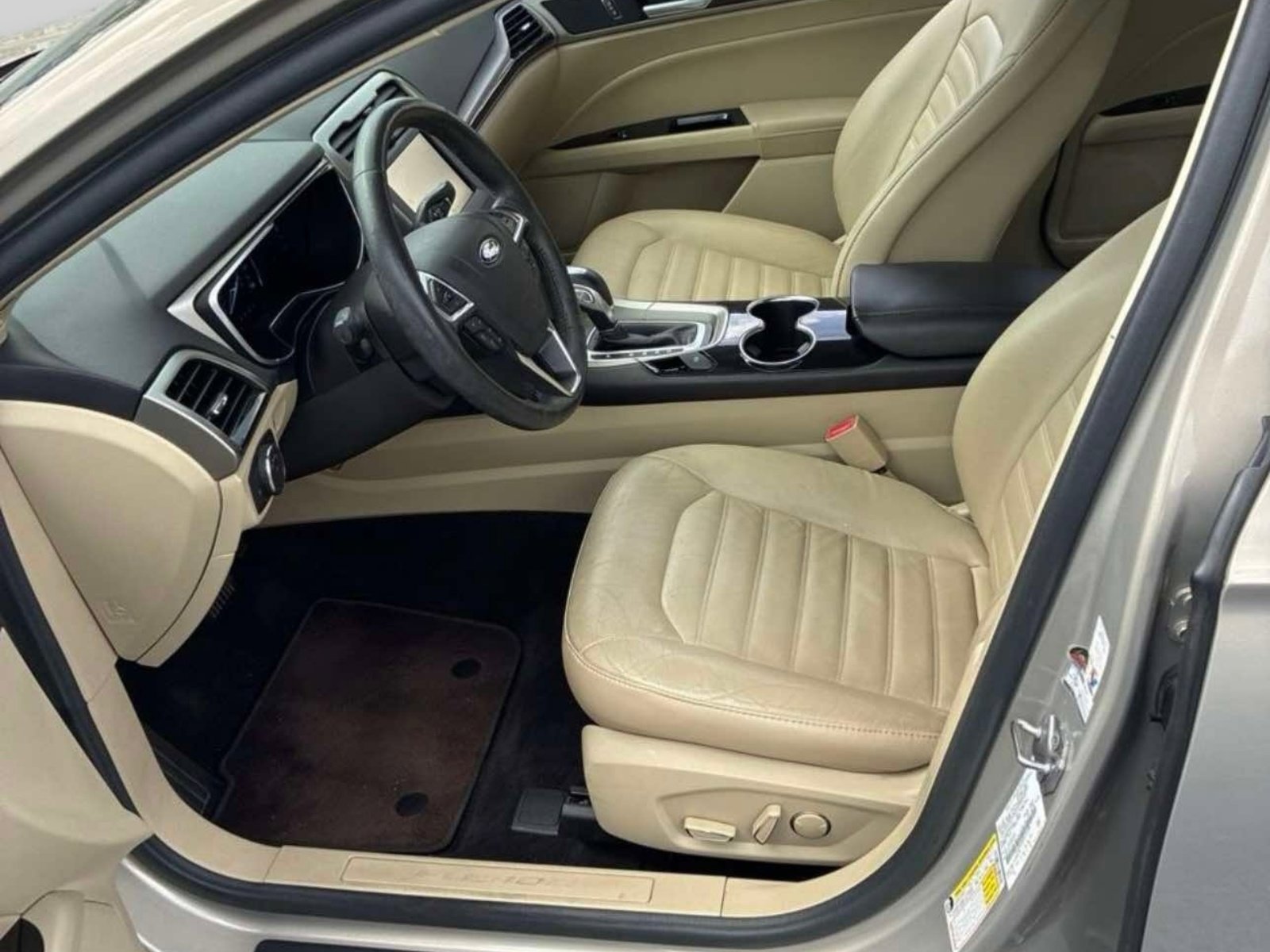 Used 2015 Ford Fusion SE w/ Equipment Group 202A image 2