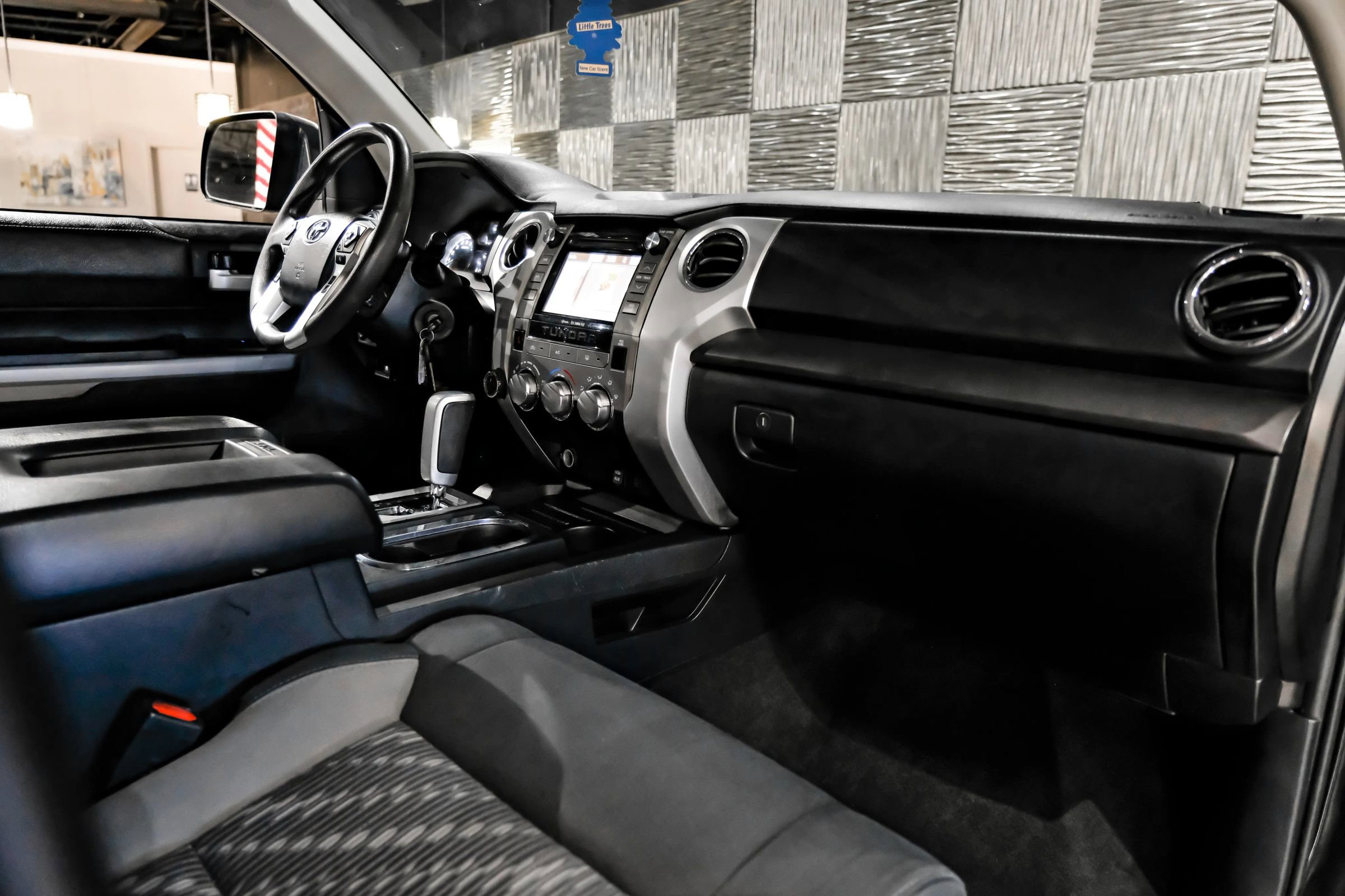 Used 2019 Toyota Tundra SR5 w/ SR5 Upgrade Package AWD/4WD image 18