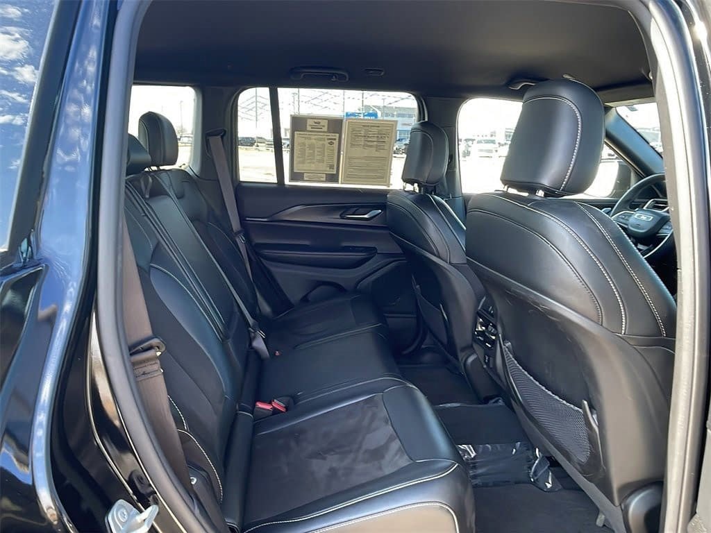 Used 2023 Jeep Grand Cherokee Altitude image 16