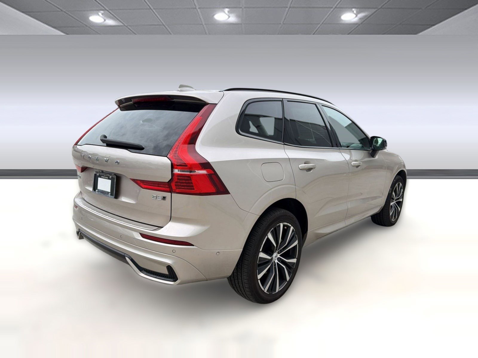 Used 2024 Volvo XC60 B5 Plus w/ Protection Package Premier AWD/4WD image 9