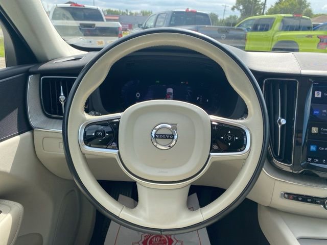 Used 2023 Volvo XC60 B5 Plus image 15