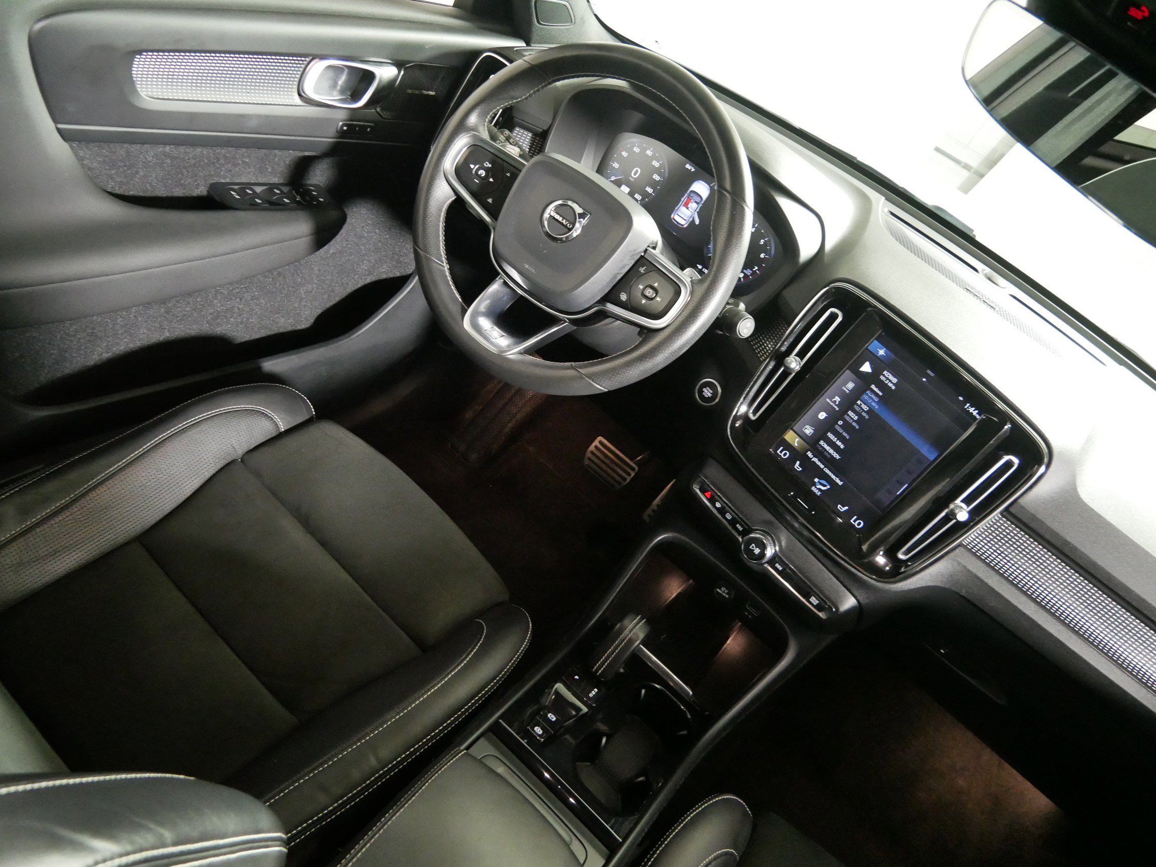 Used 2020 Volvo XC40 T5 R-Design w/ Protection Package Premier AWD/4WD image 9