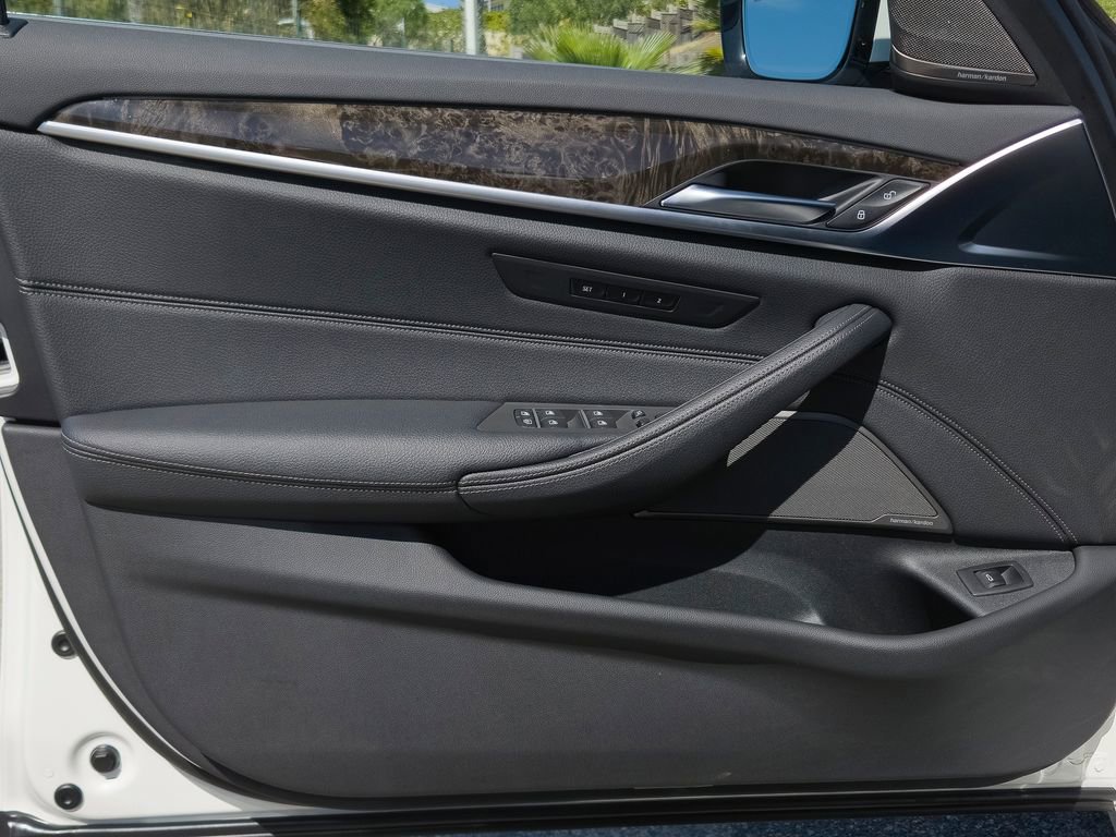 Used 2023 BMW 540i w/ Executive Package image 19