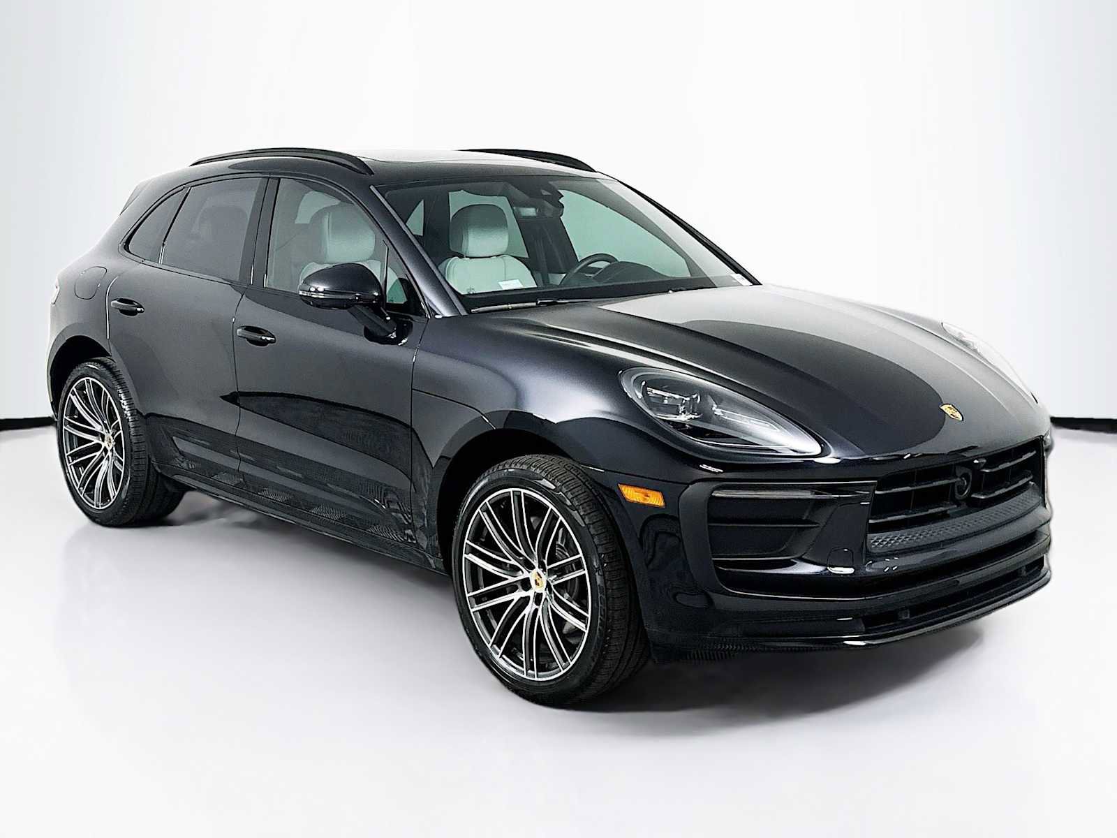 Certified 2025 Porsche Macan image 7