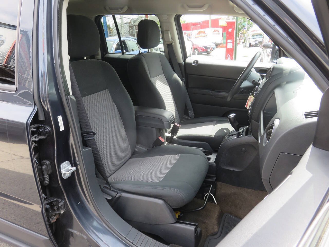 Used 2014 Jeep Patriot Latitude AWD/4WD image 11