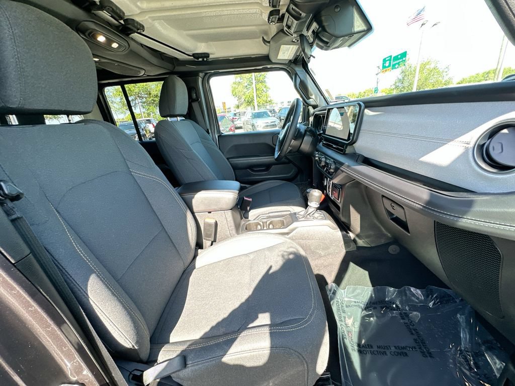 Used 2025 Jeep Wrangler Unlimited Sahara AWD/4WD image 27