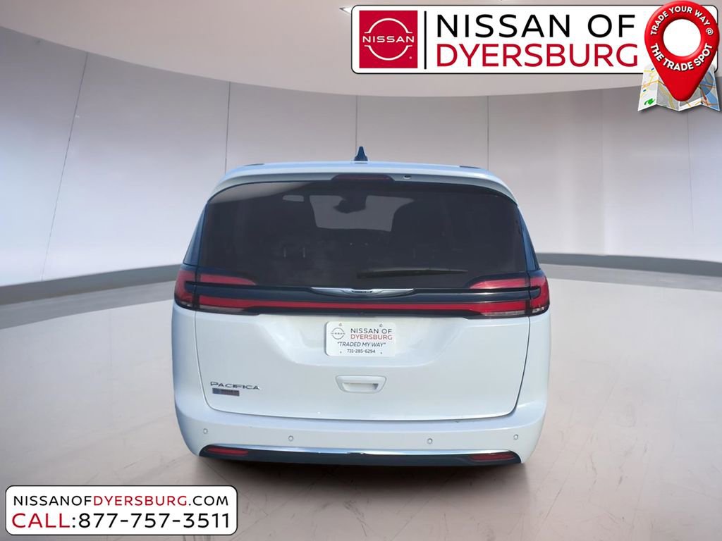 Used 2024 Chrysler Pacifica Touring-L image 4