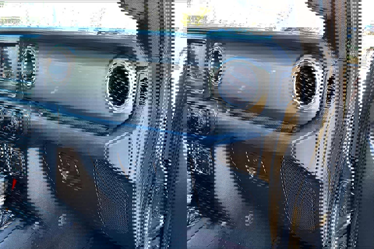 Used 2019 Jeep Wrangler Unlimited Sahara image 18