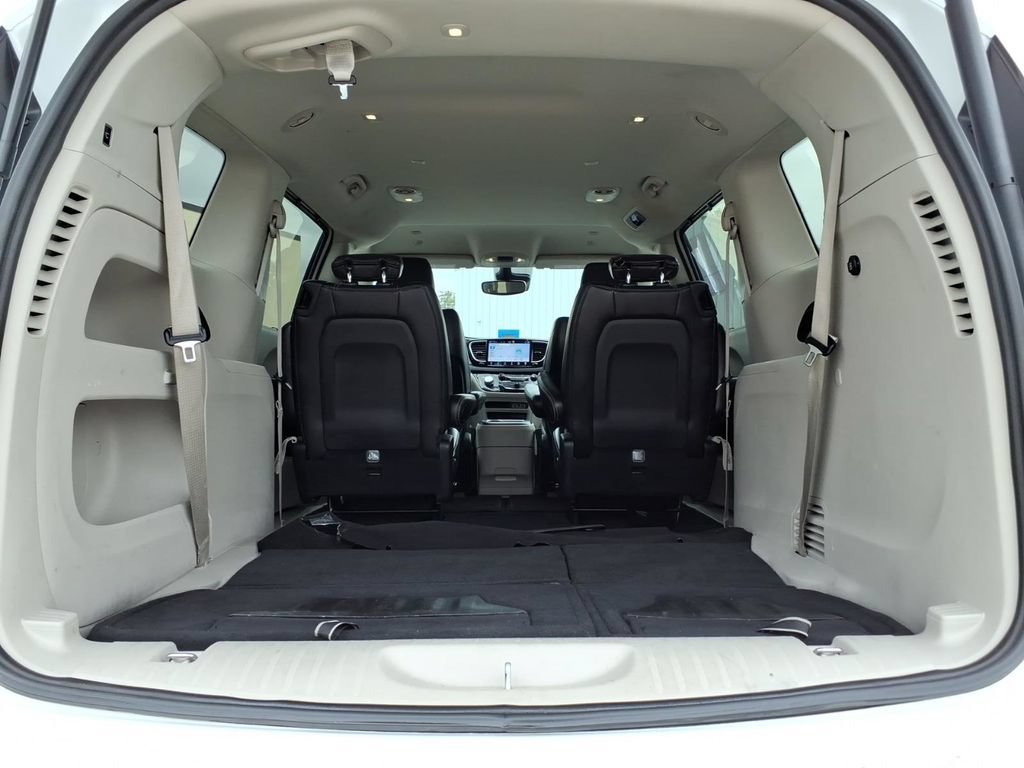 Used 2024 Chrysler Pacifica Touring-L FWD image 10