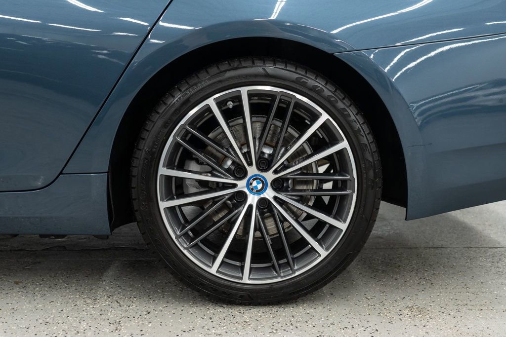 Used 2023 BMW 530e xDrive w/ Premium Package image 39