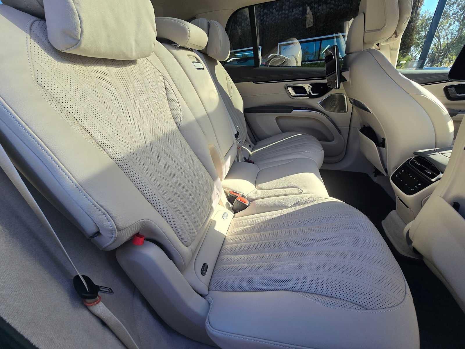 New 2027 Mercedes-Benz EQS 400 4MATIC SUV image 13