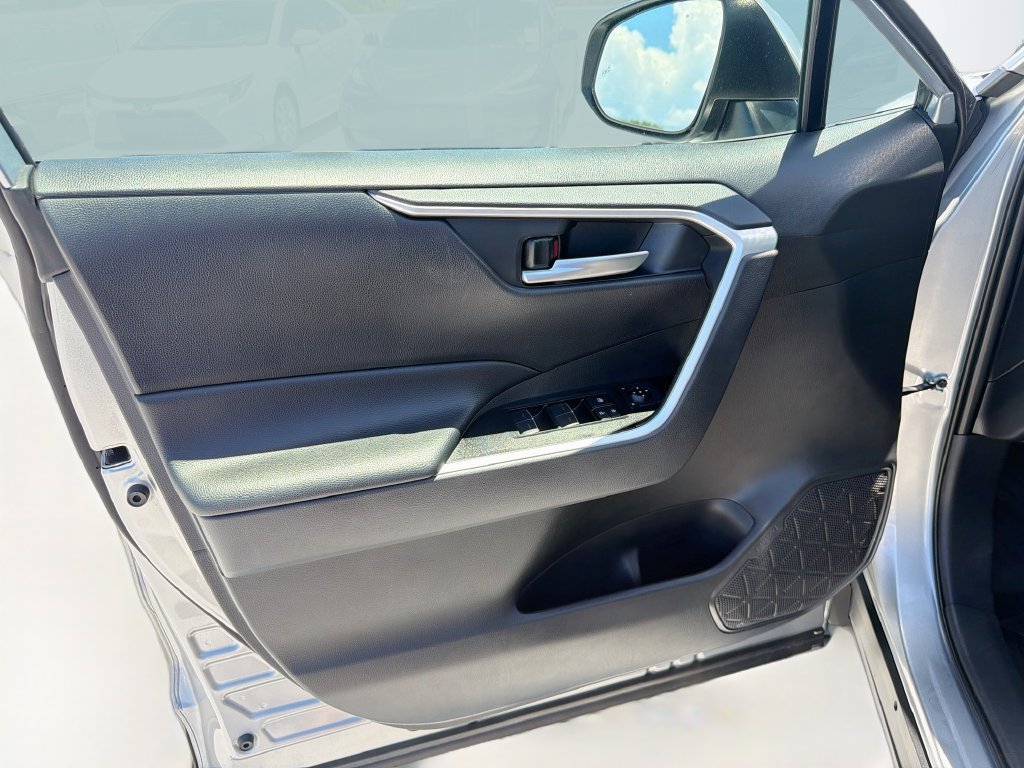 Used 2025 Toyota RAV4 XLE FWD image 19