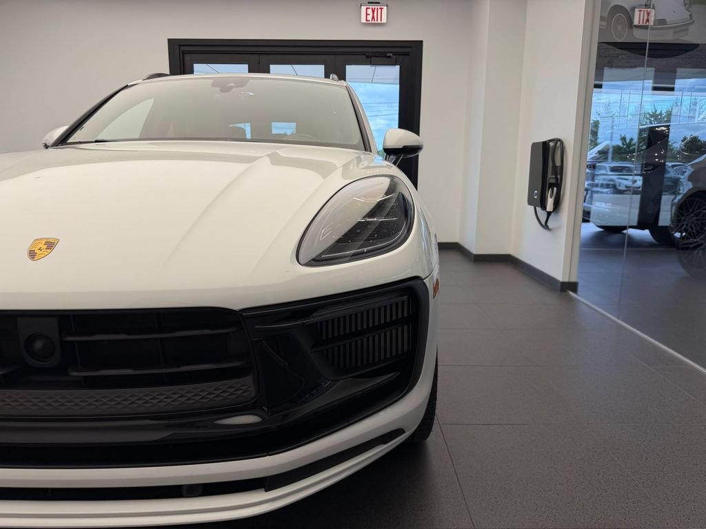 Certified 2024 Porsche Macan S AWD/4WD image 23