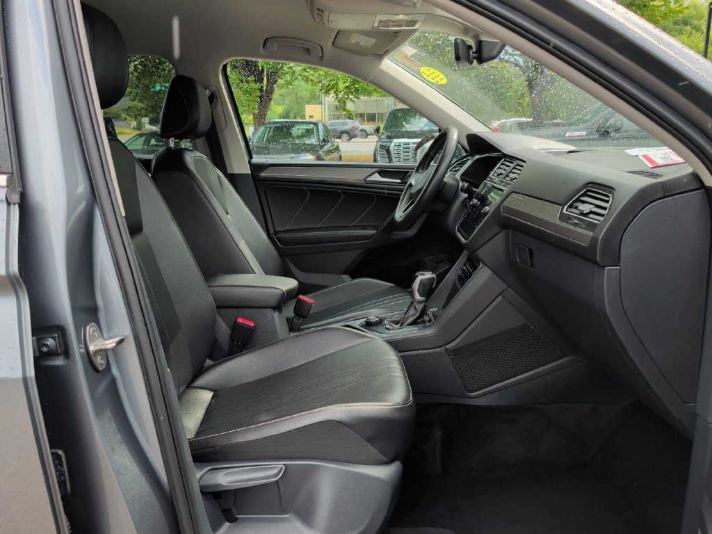 Used 2024 Volkswagen Tiguan SE AWD/4WD image 37