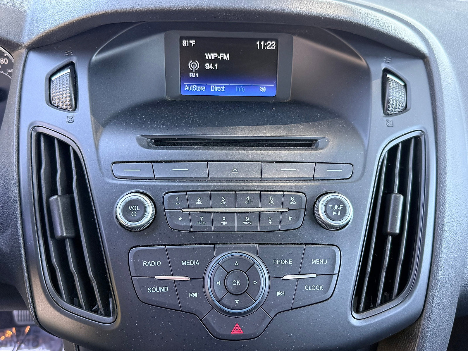 Used 2015 Ford Focus SE w/ SE Sport Package FWD image 28