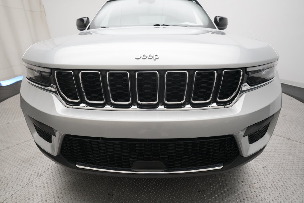 Used 2025 Jeep Grand Cherokee Laredo X w/ Luxury Tech Group I AWD/4WD image 22