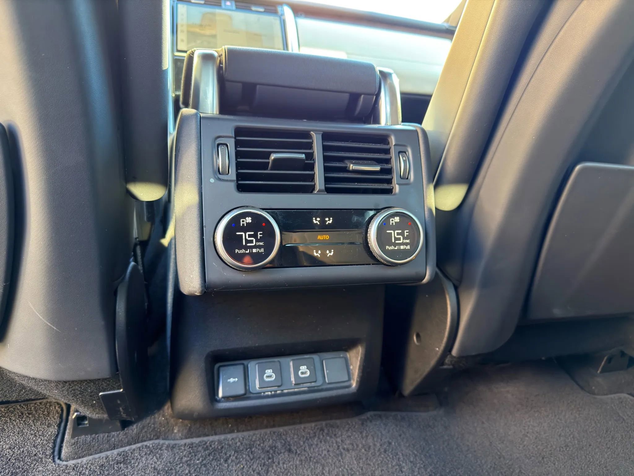 Used 2023 Land Rover Discovery Metropolitan Edition image 19