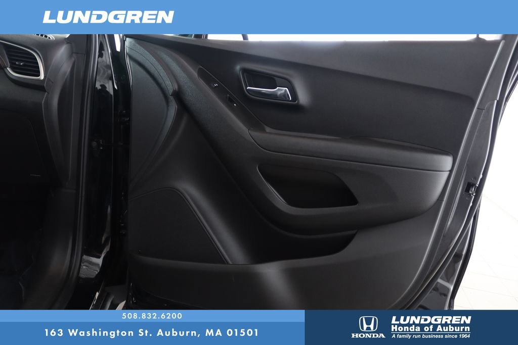 Used 2020 Chevrolet Trax LT w/ Redline Edition FWD image 15