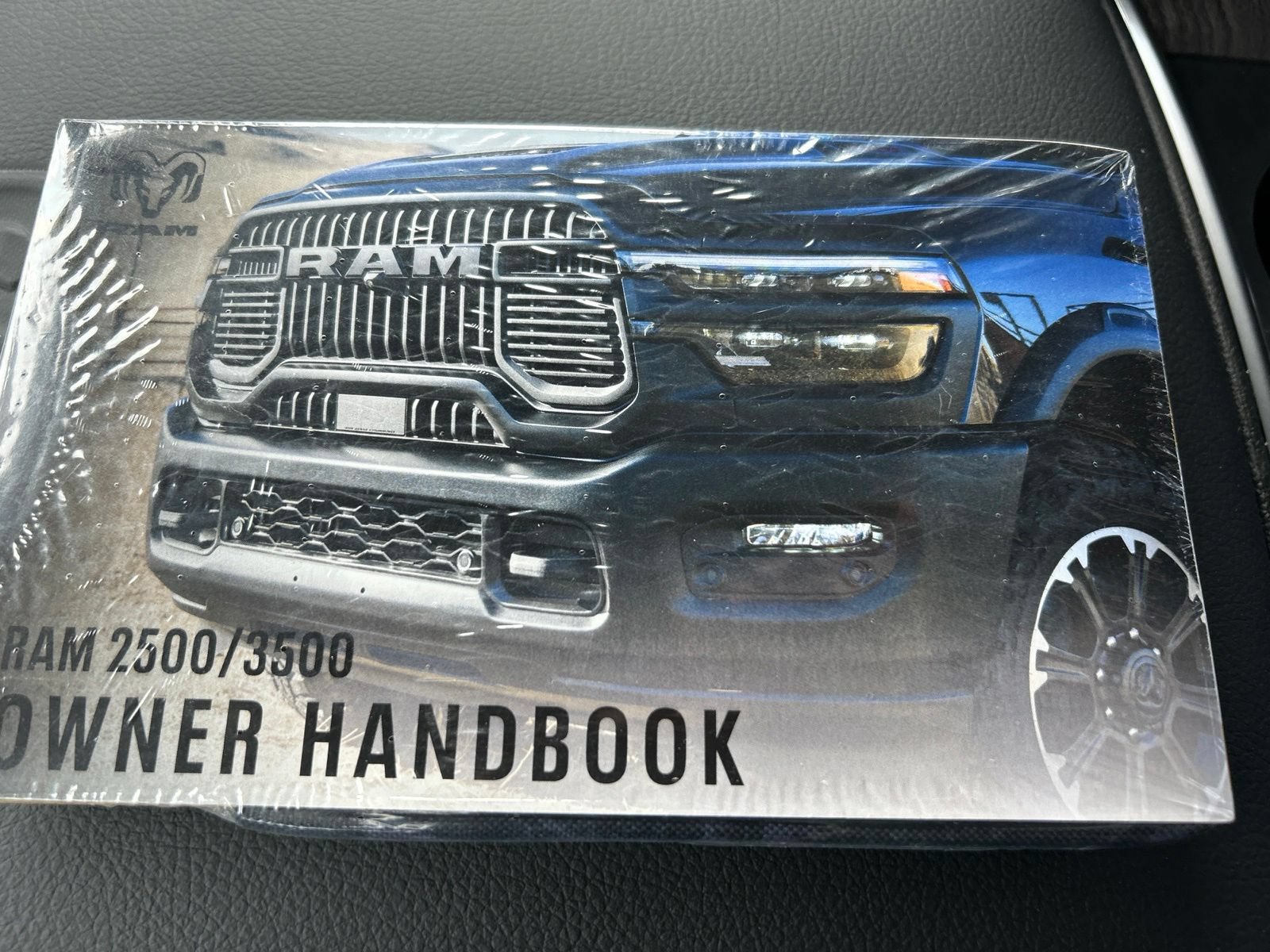 New 2026 RAM 2500 Laramie AWD/4WD image 19