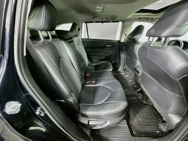 Used 2023 Toyota Highlander XLE AWD/4WD image 28