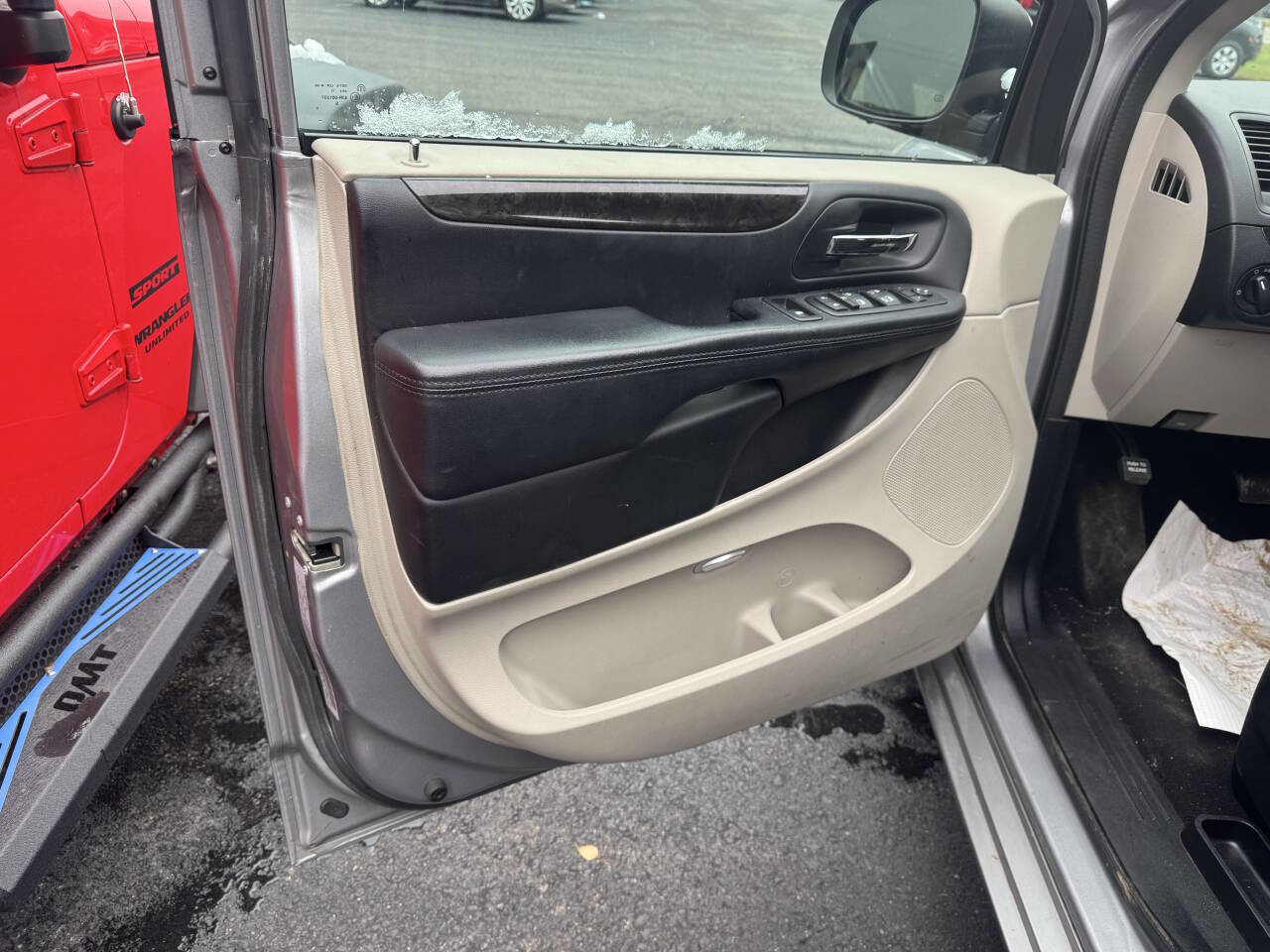 Used 2016 Dodge Grand Caravan SXT w/ Rear Park Assist Package FWD image 12