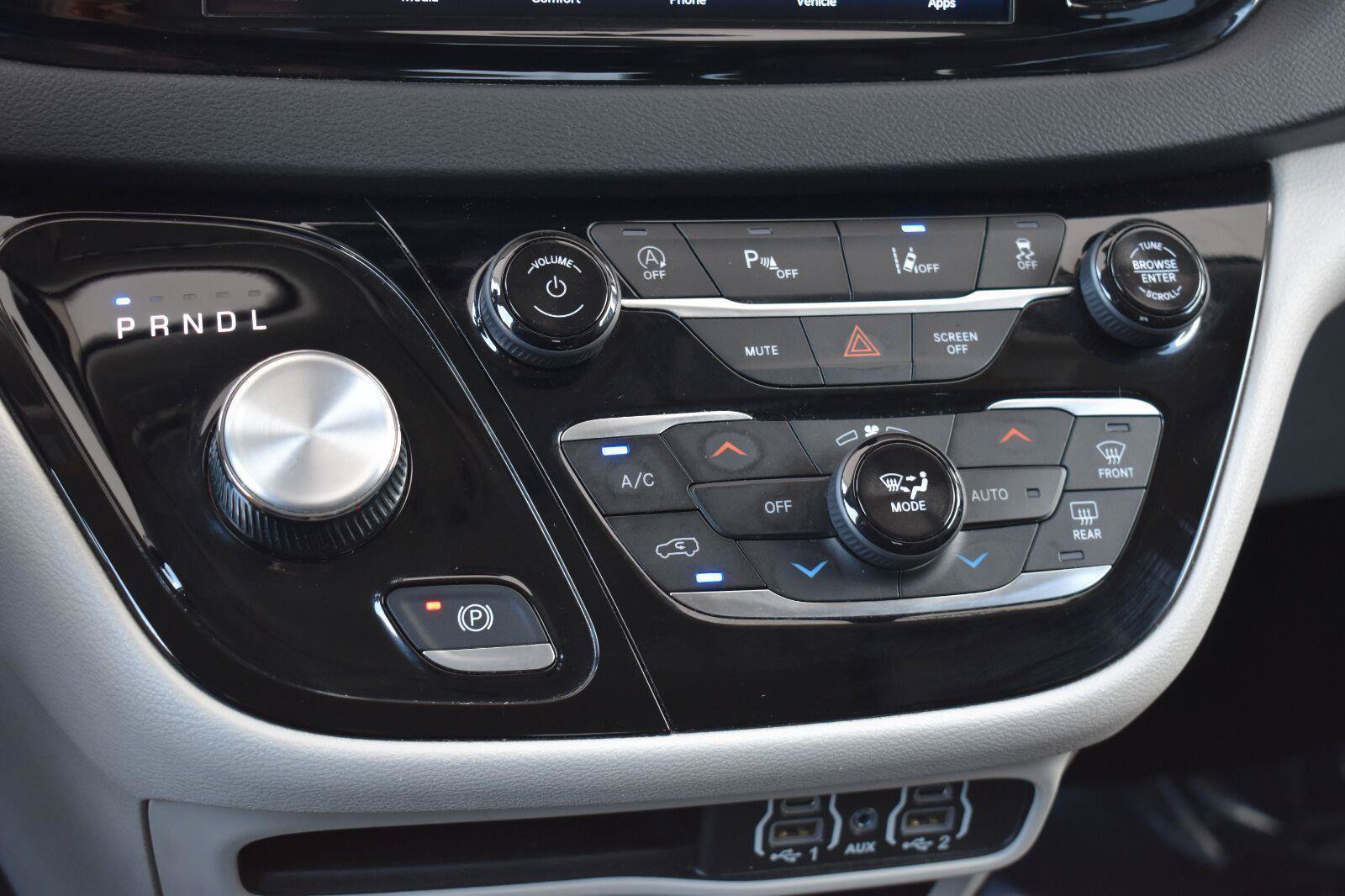 Used 2024 Chrysler Pacifica Touring-L FWD image 10