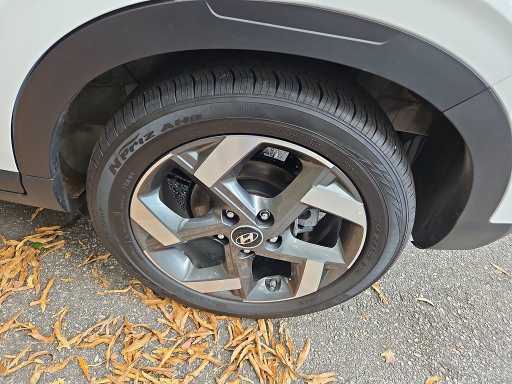 Used 2025 Hyundai Venue SEL image 31