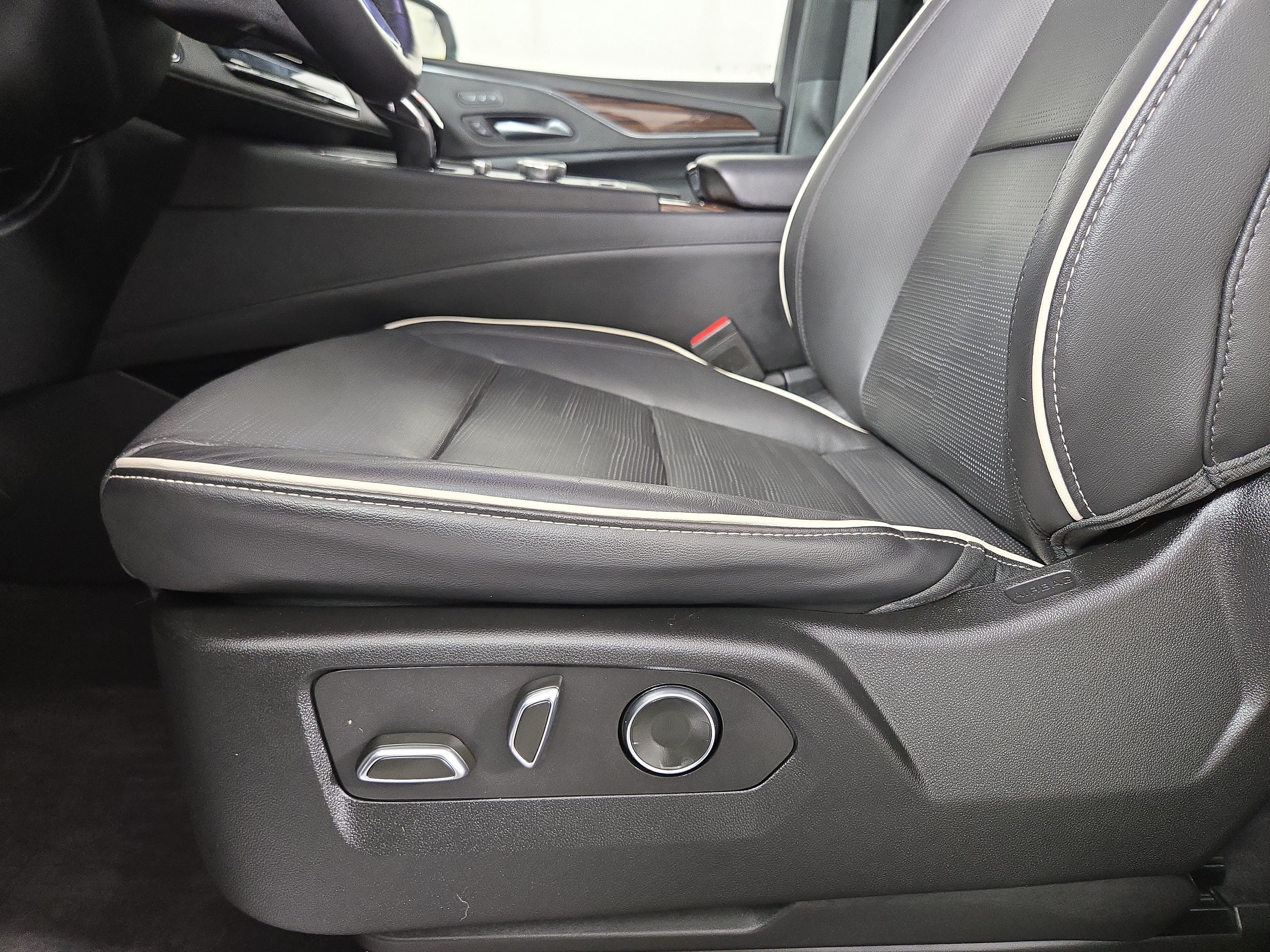 Used 2023 Cadillac Escalade ESV Premium Luxury w/ LPO, Floor Liner Package AWD/4WD image 34