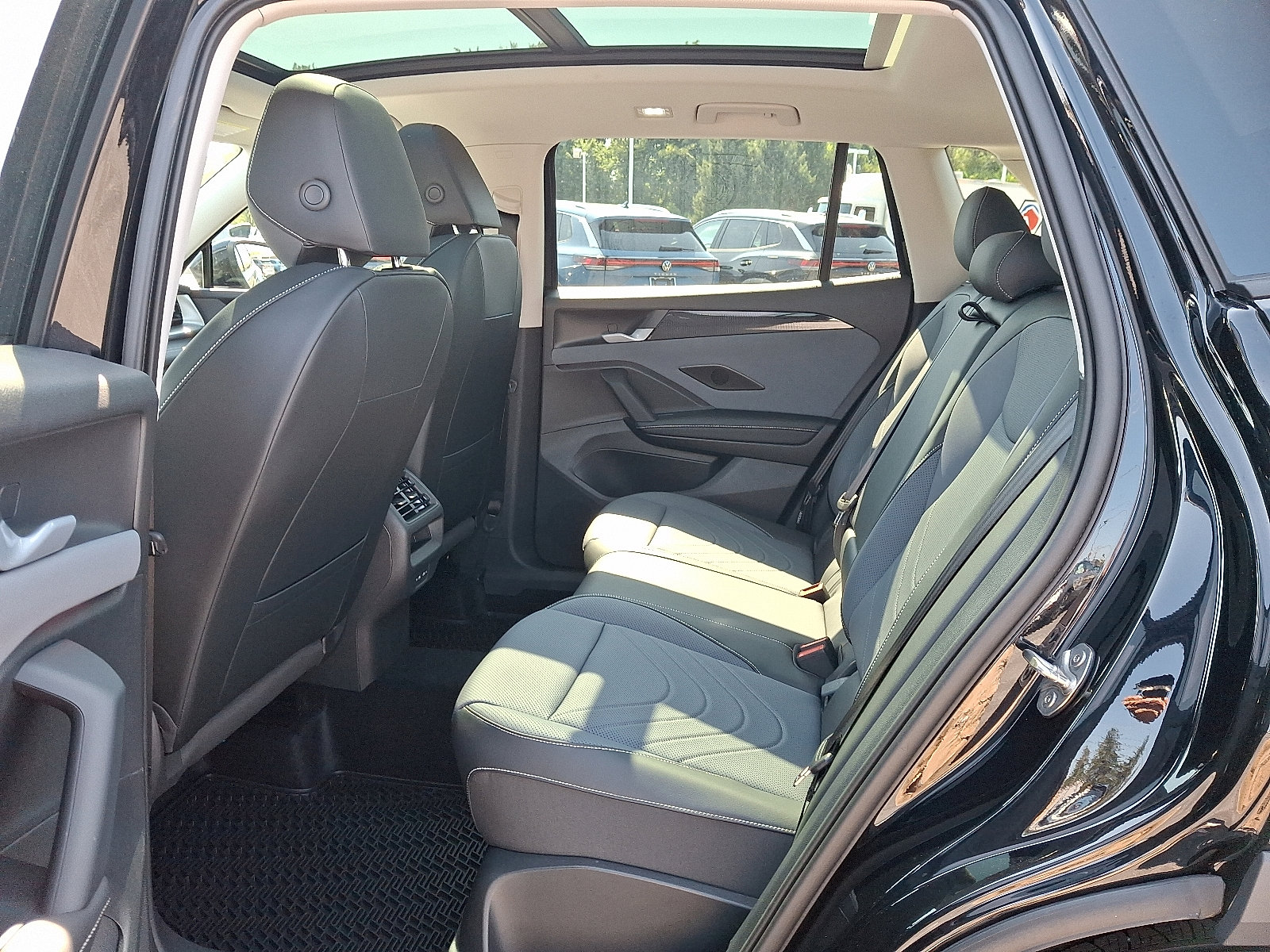 New 2025 Volkswagen Tiguan SE image 7