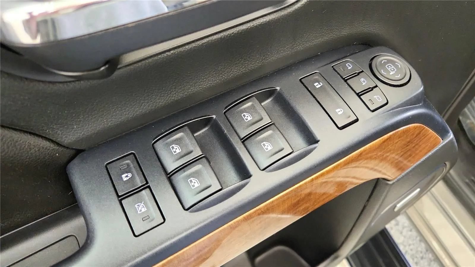 Used 2017 Chevrolet Silverado 1500 LTZ w/ Sport Package AWD/4WD image 32