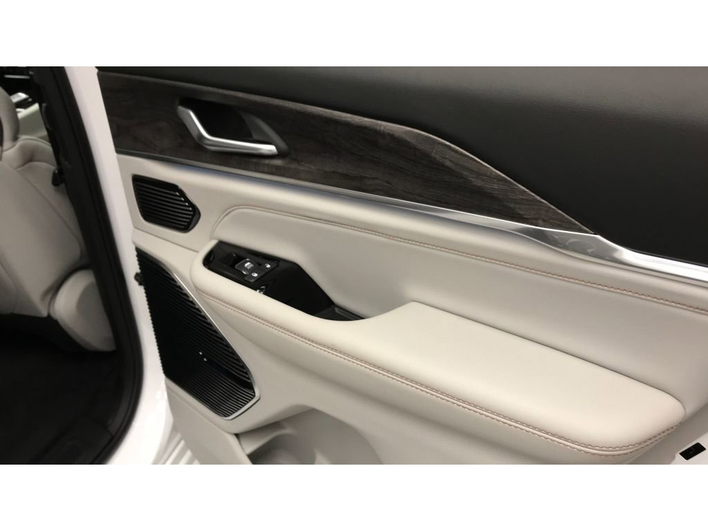 Used 2023 Jeep Grand Cherokee Overland w/ Adv Protech Group III image 27