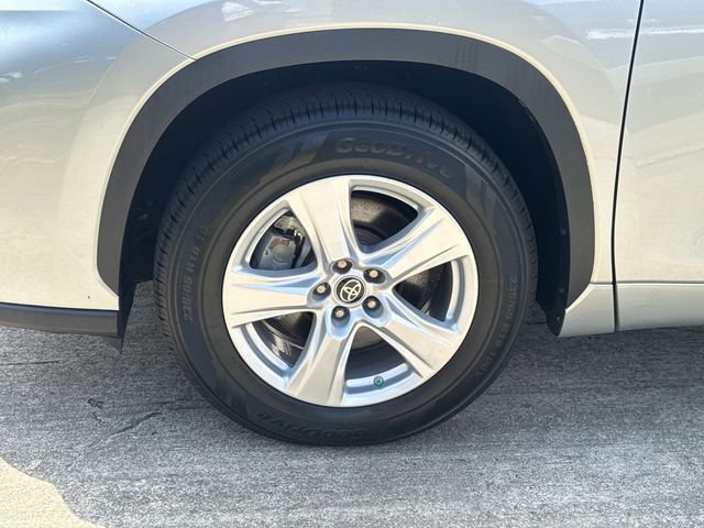 Used 2023 Toyota Highlander LE FWD image 5