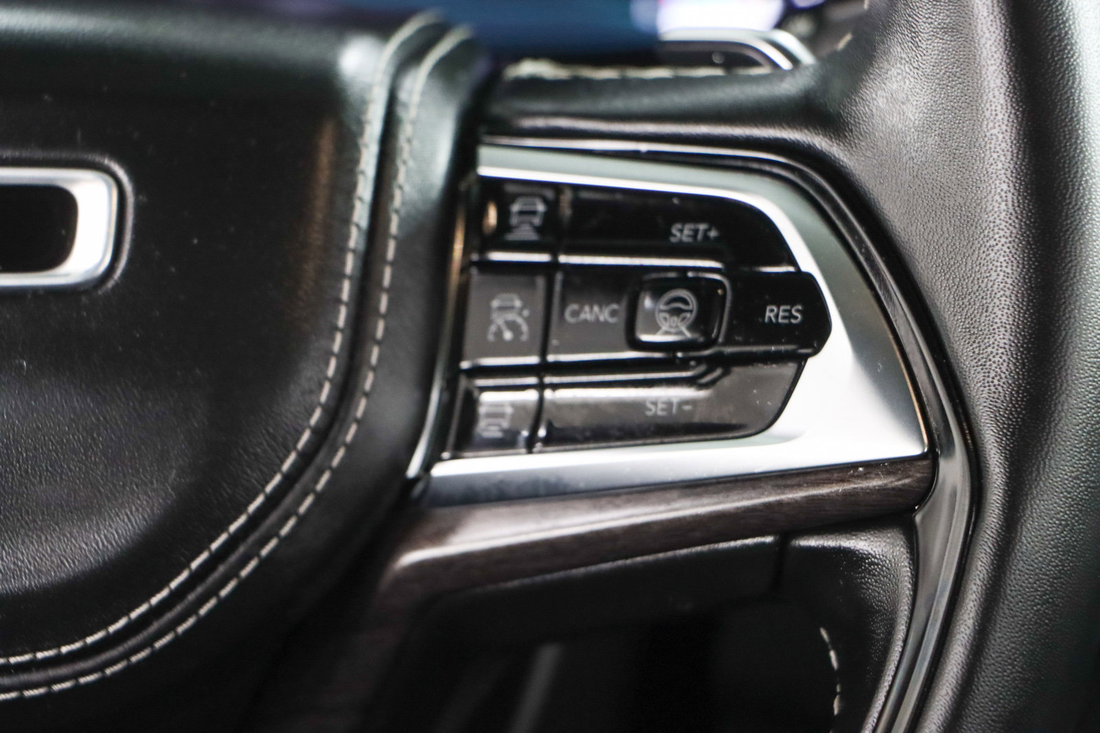 Used 2022 Jeep Grand Cherokee Overland w/ Advanced Protech Group III image 14