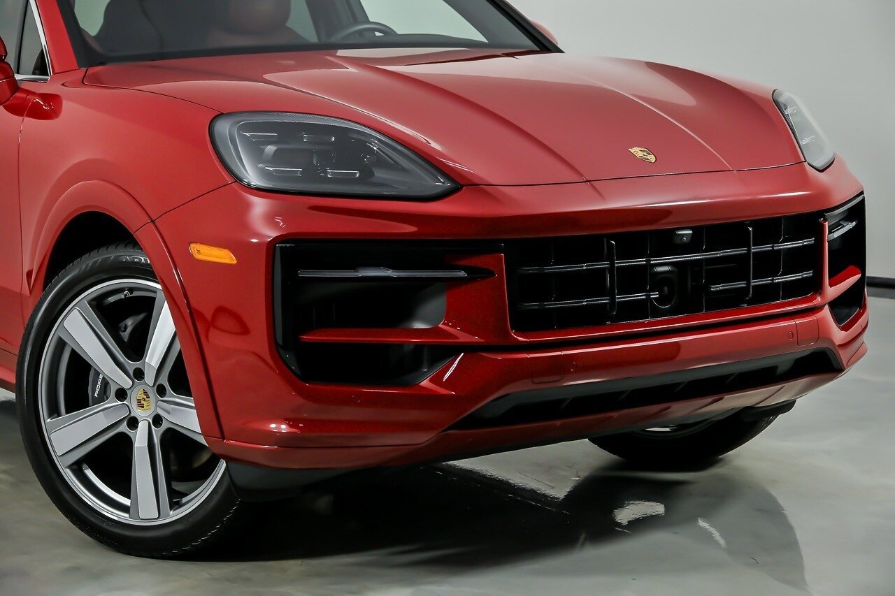Used 2024 Porsche Cayenne AWD/4WD image 3