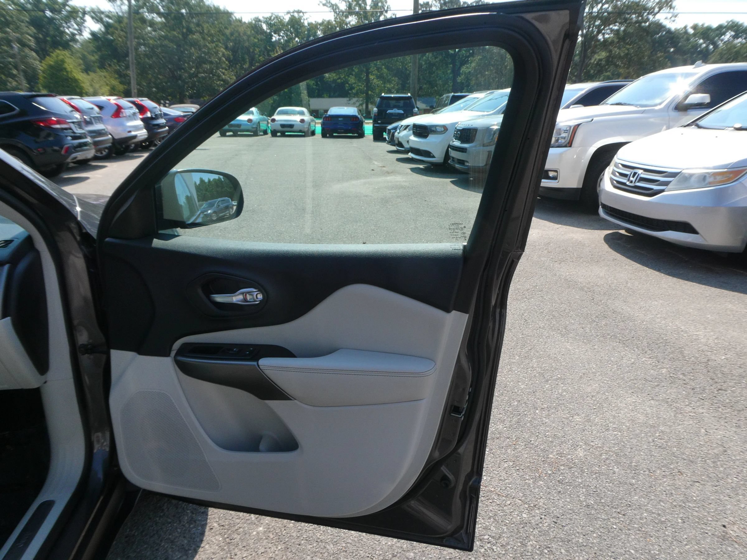Used 2019 Jeep Cherokee Limited FWD image 24