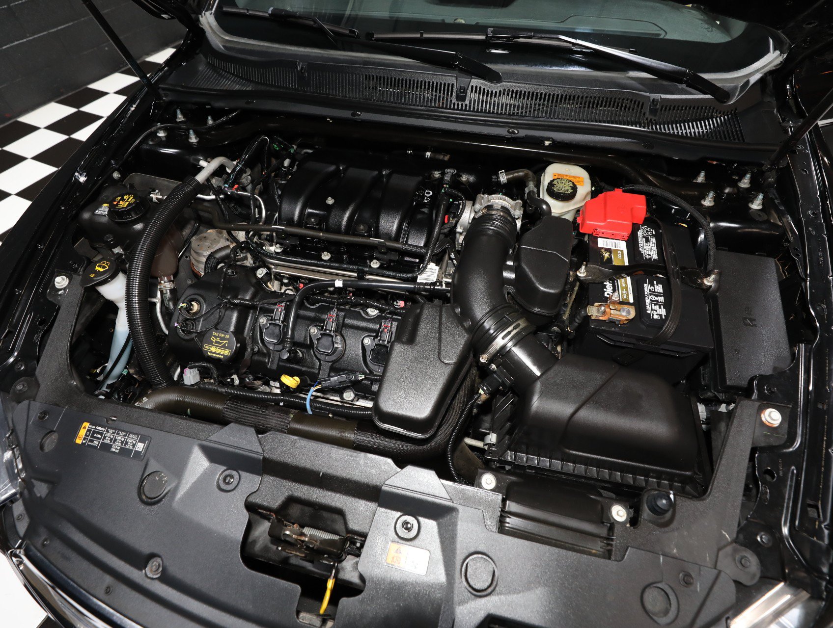 Used 2013 Ford Taurus SEL FWD image 2