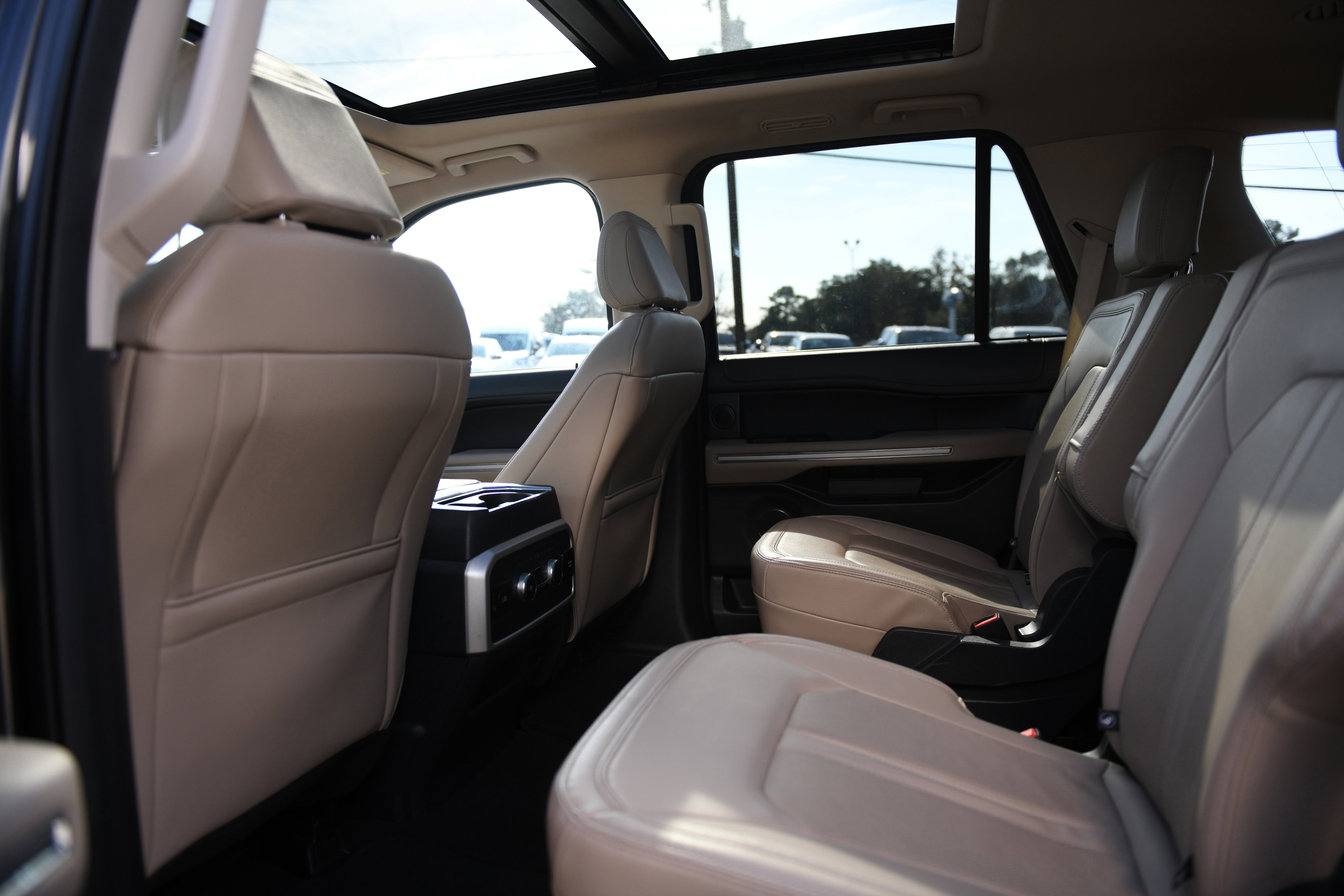 Used 2024 Ford Expedition Limited image 10