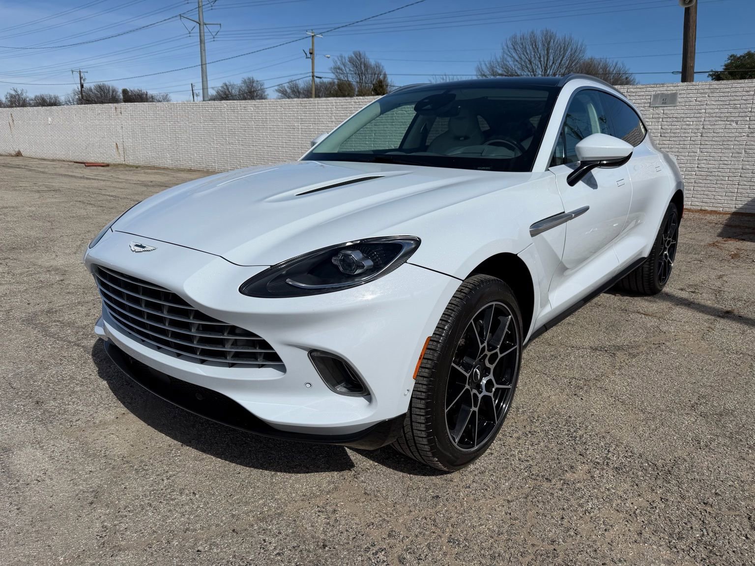 Used 2021 Aston Martin DBX image 1