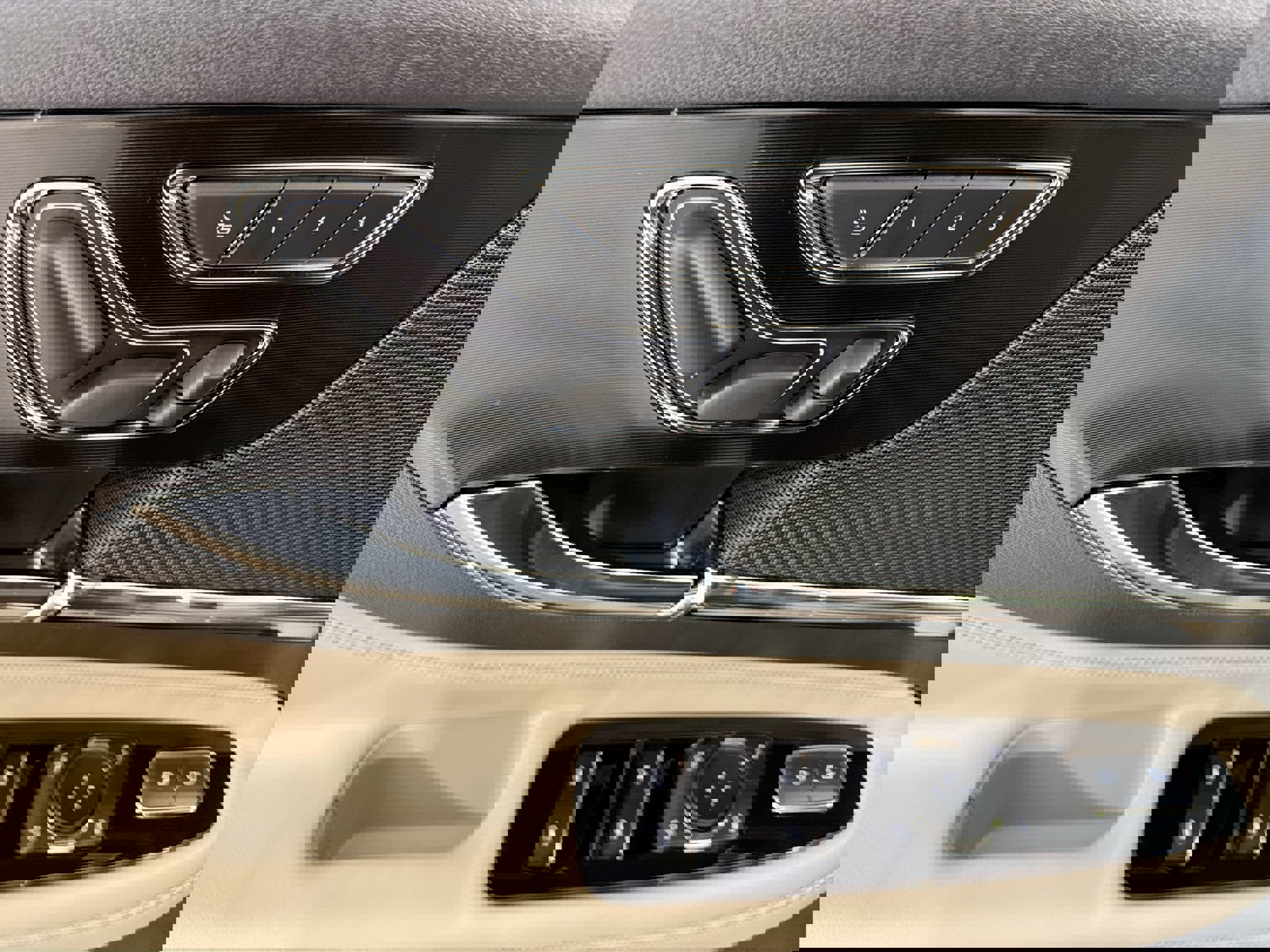 Used 2025 Lincoln Corsair Reserve w/ Equipment Group 202A image 11